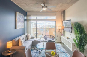 Spacious 2BD - Central DT- Gym, Pool, Parking Sleep8